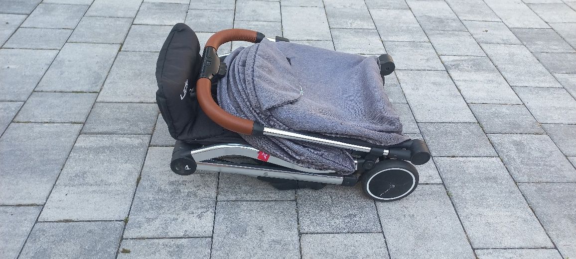 Maly, lekki, kompaktowy wózek spacerowy