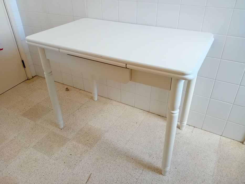 Mesa de cozinha branca