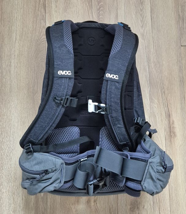 Plecak z ochraniaczami Evoc Trail 16 Pro plus siatka na kask