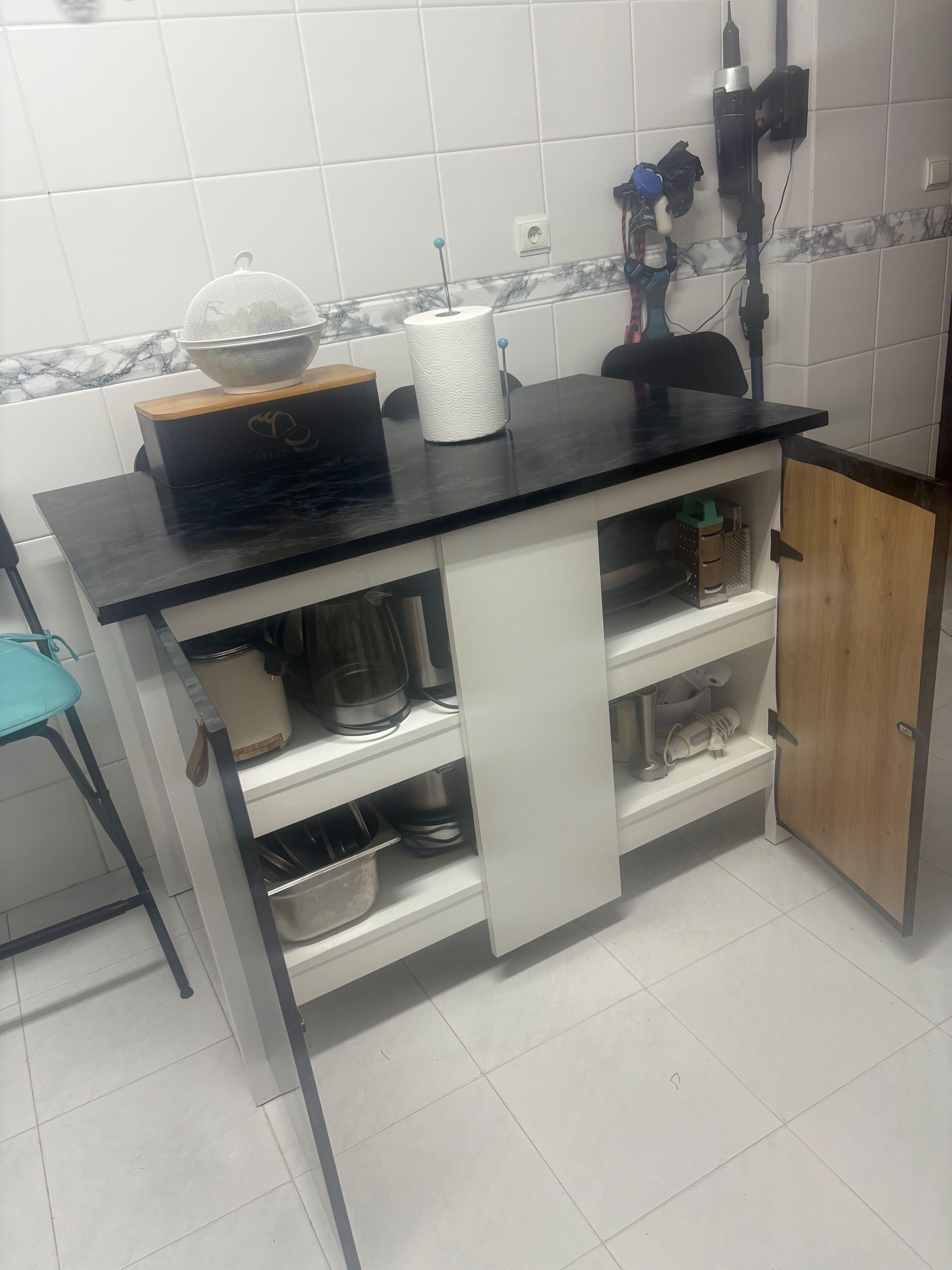 Mesa nova de madeira , com arrumação e inclui 4 cadeiras
