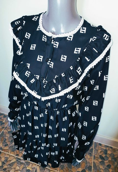 Czarna tiulowa sukienka żabot falbanki