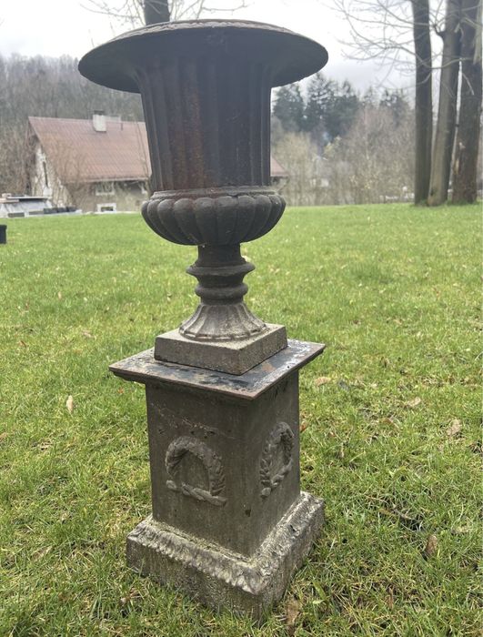 Stara pałacowa donica żeliwna na postumencie