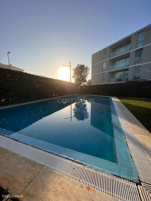 Deslumbrante Apartamento T1 com Vista Mar, Piscina e Garagem | Condomí