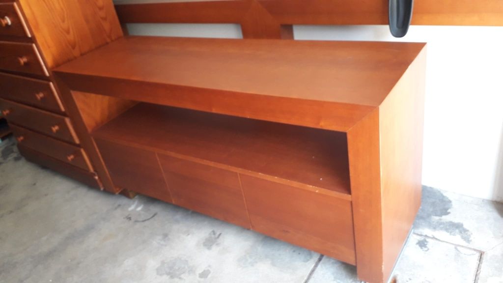 Mesa de jantar com 4 cadeiras e móvel de televisão