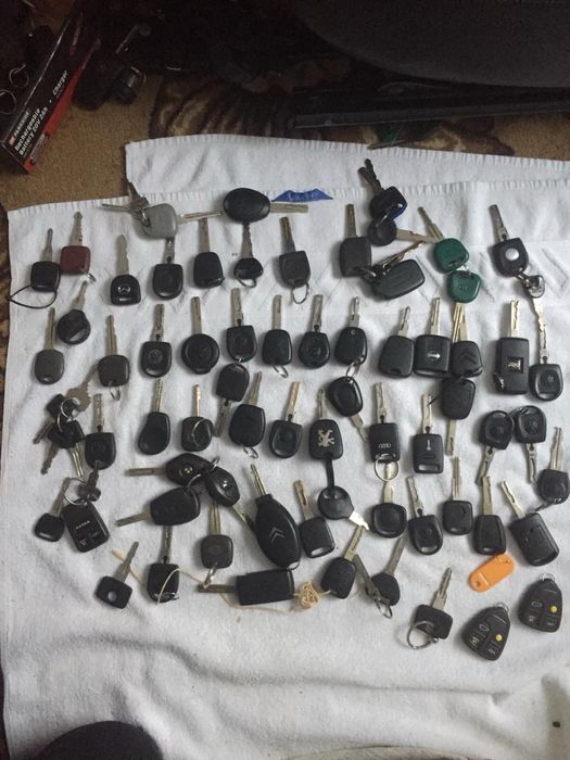 Автоключи, ключи,Продам оригінальні ключі до автомобіля ключ з чіпами