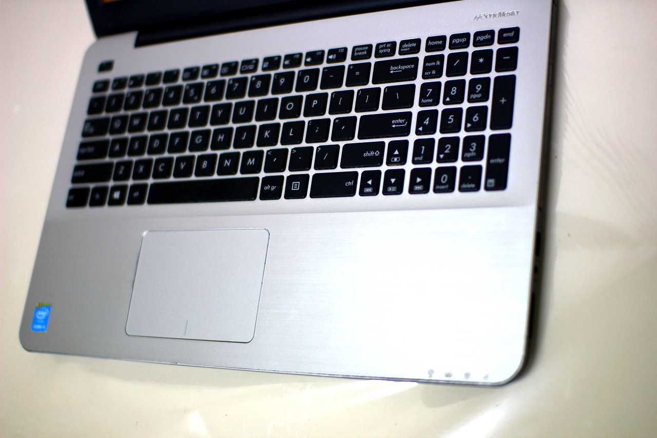 Laptop ASUS i5 7200U SSD 512GB GT 940MX!! 12GB RAM LED15'6"