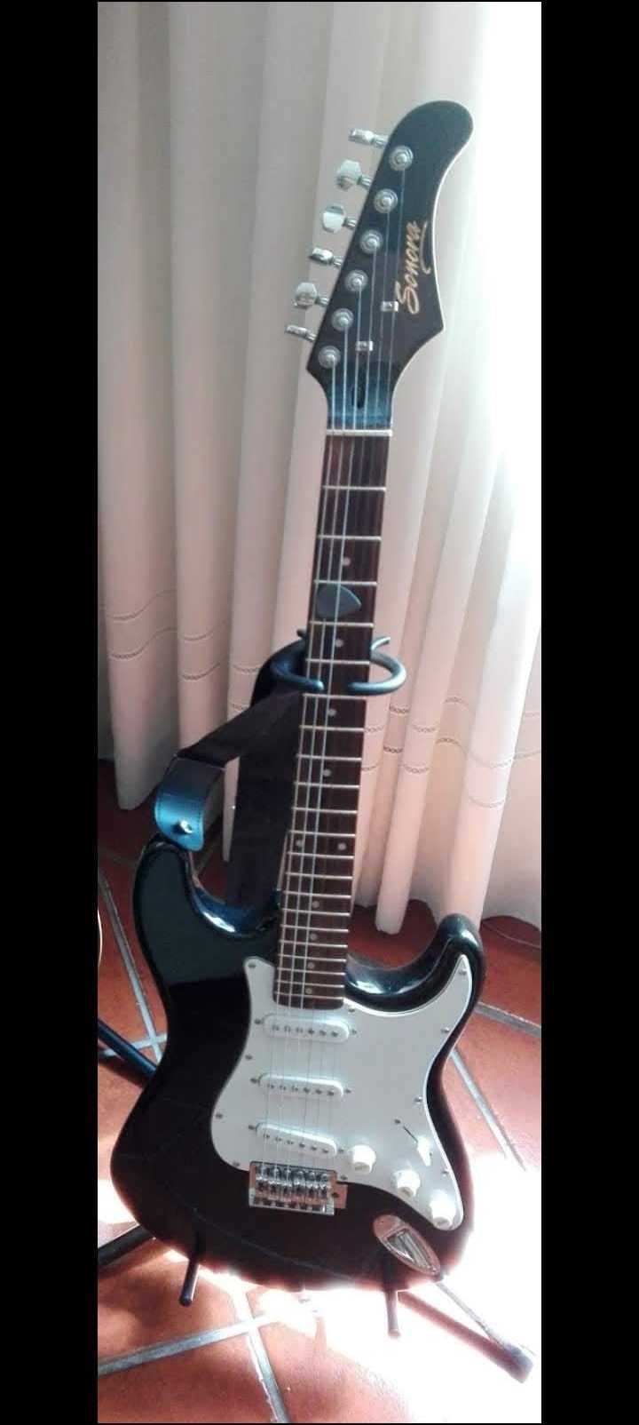 Guitarra elétrica e amplificador impecáveis para começar a tocar