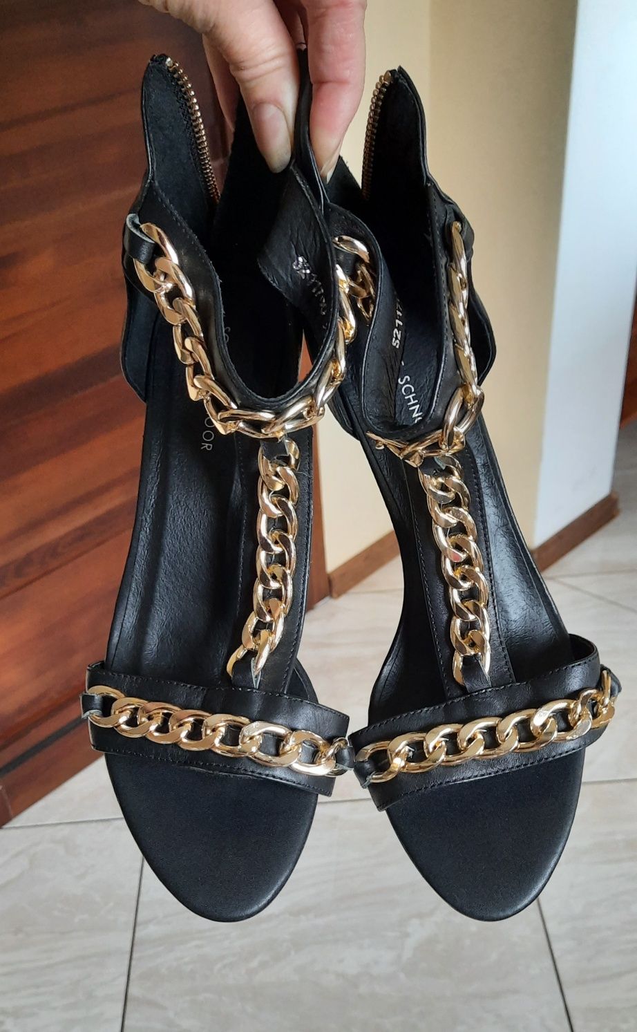 Buty sandałki ozdobione złotymi łańcuchami