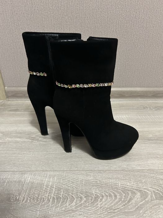 Напівчеревики  з натурального  замша.