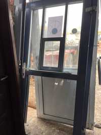 Drzwi aluminiowe wewnętrzne z oknem podawczym 100/206