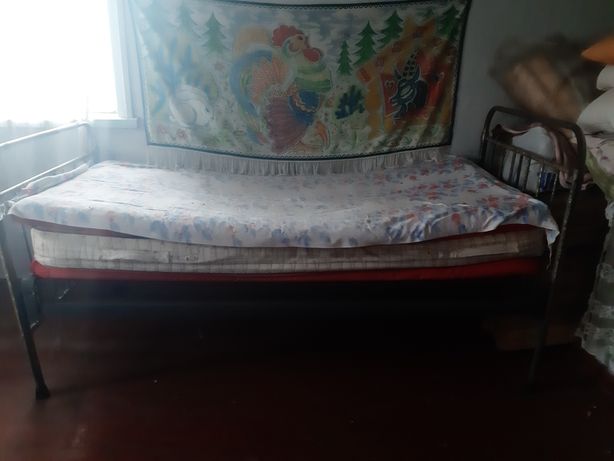 Сеточная старинная кровать