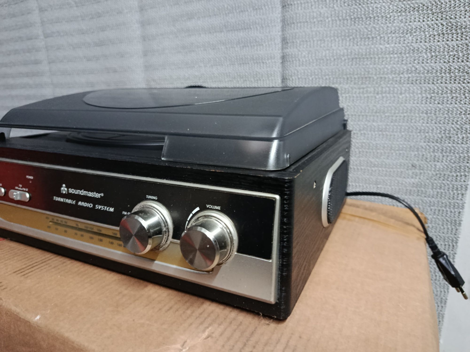 Gramofon z radiem i glosnikami Soundmaster