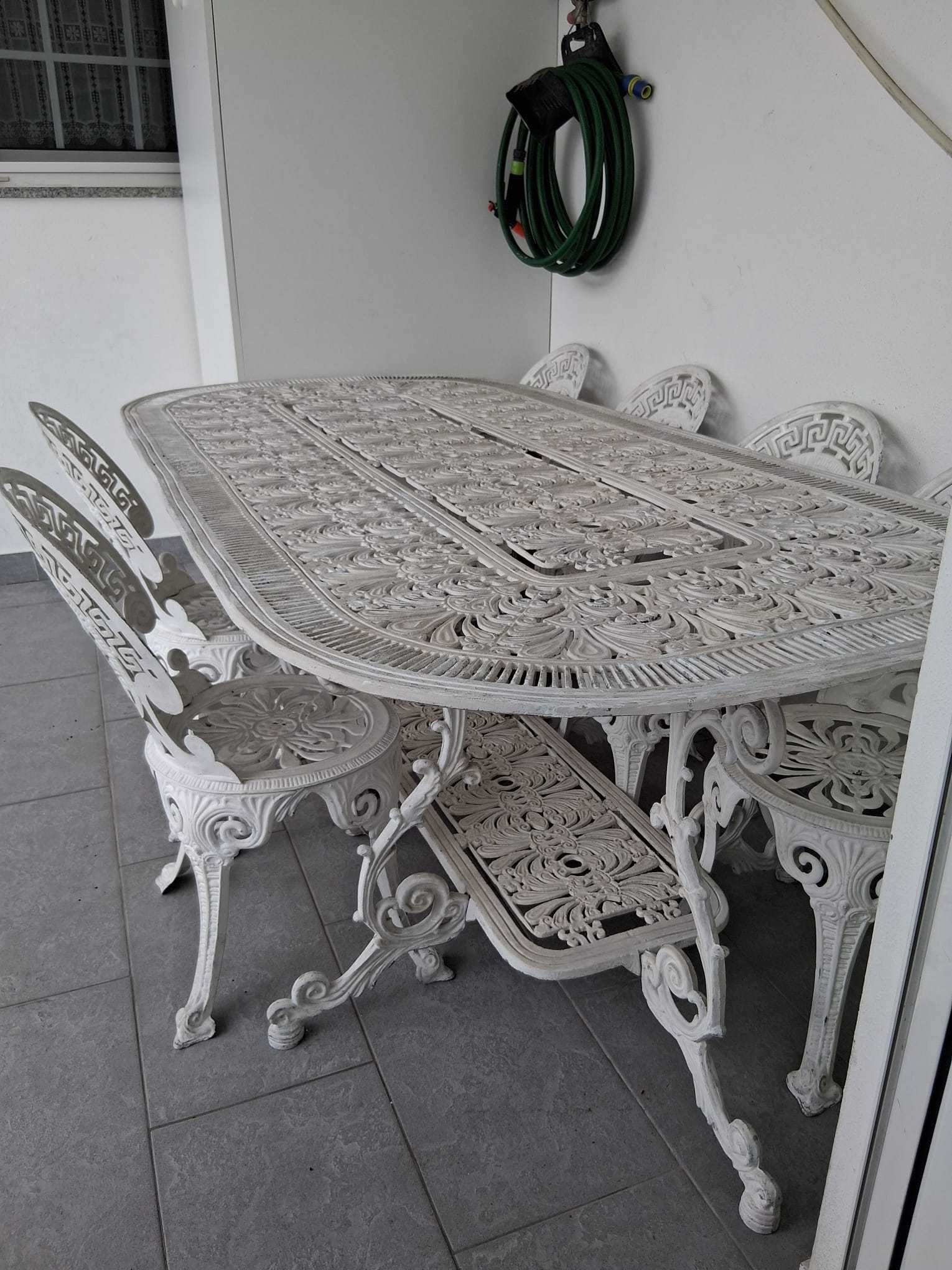 Mesa com cadeiras para jardim