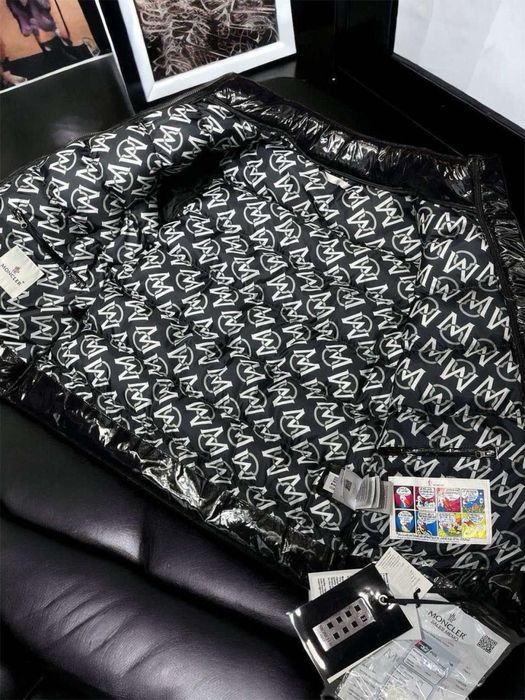 Чоловіча чорна куртка Moncler демісезонна монклер блискуча коротка