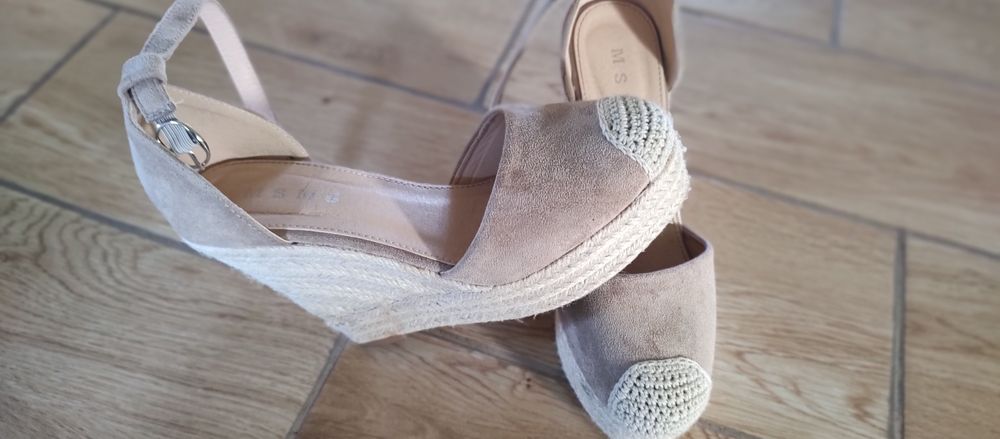 Sandałki na koturnie