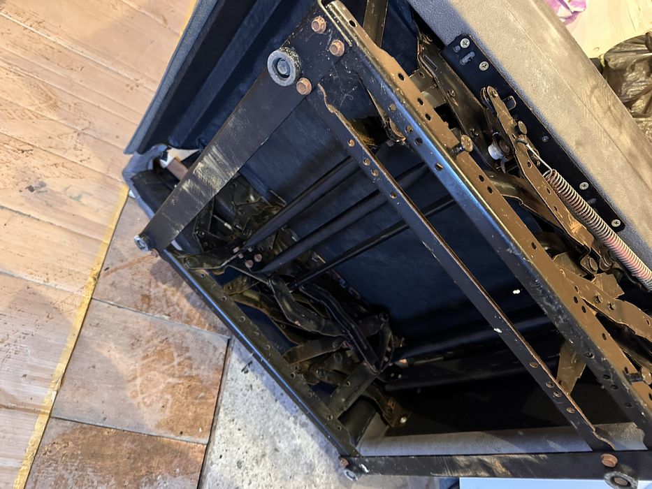 Двомісний диван з реклайнером.