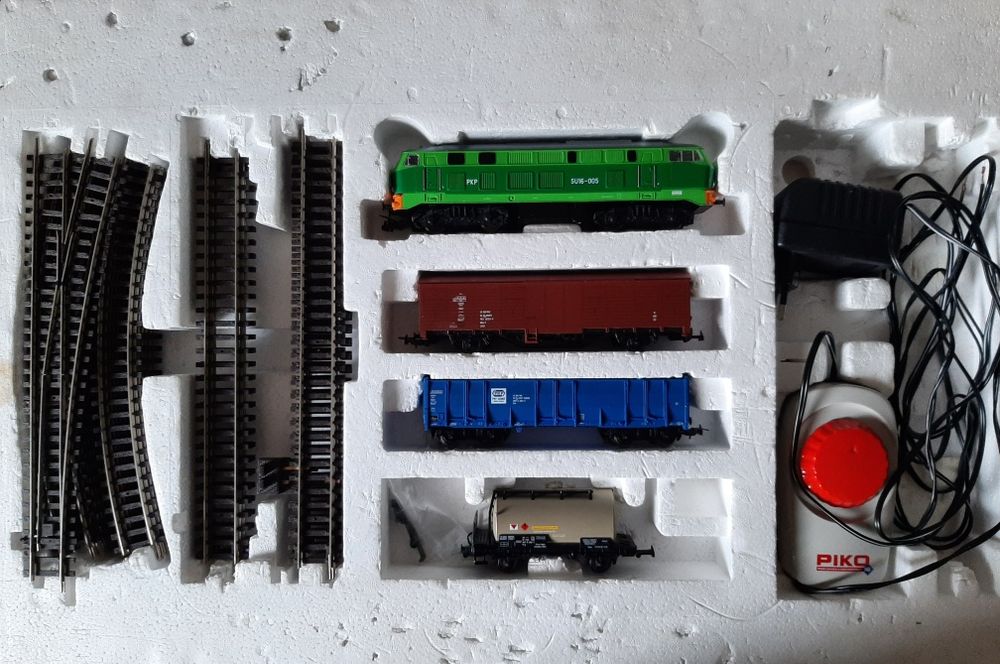 Zestaw startowy z pociągiem towarowym PIKO HO96956
