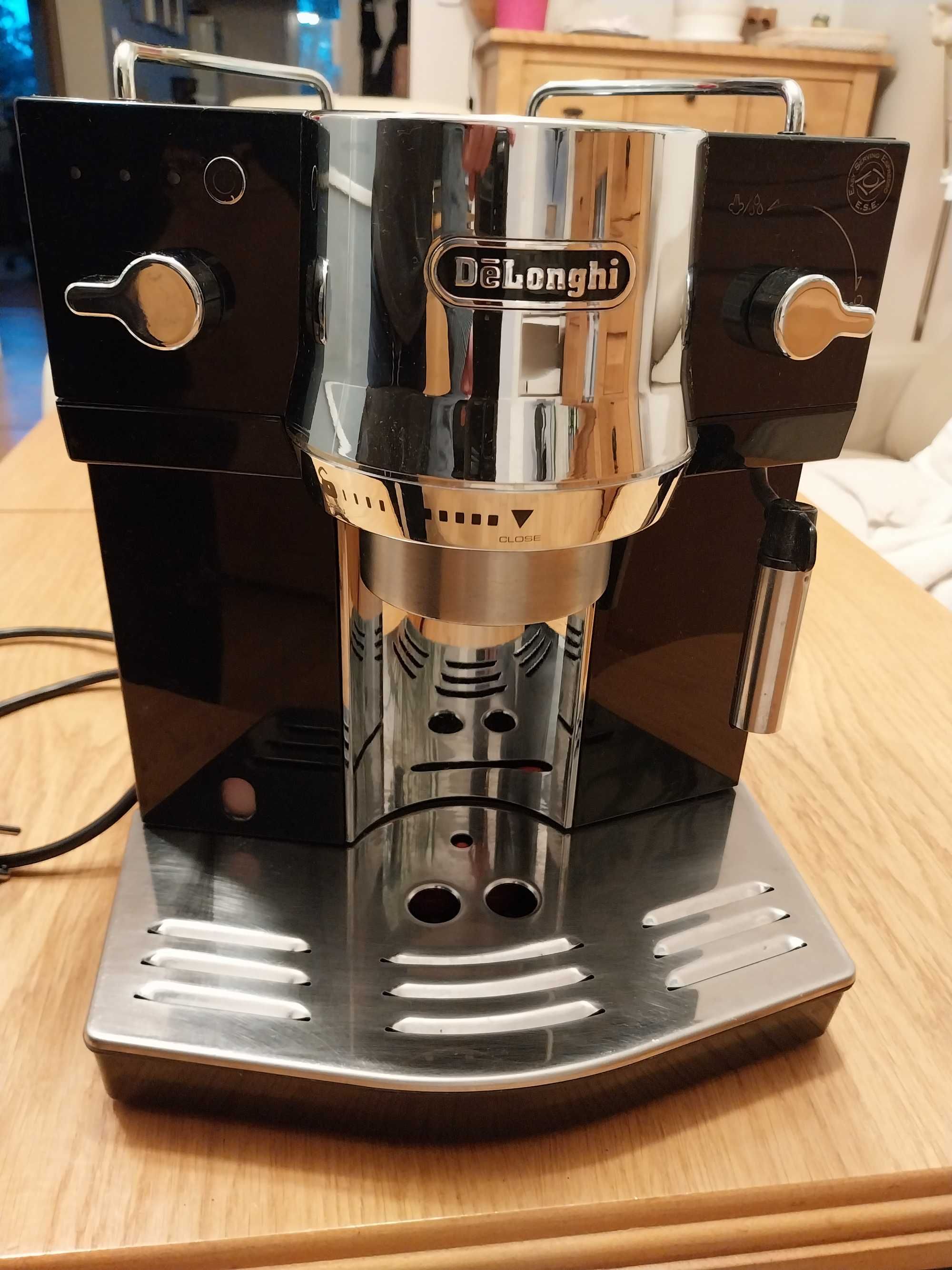 EKSPRES DeLonghi EC820.B kolbowy ciśnieniowy