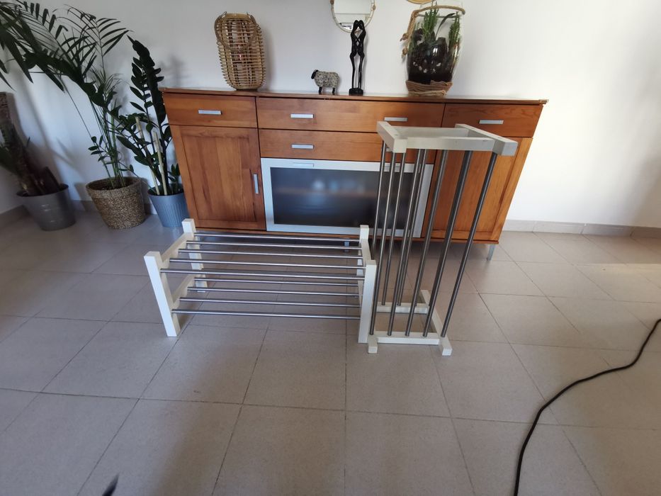 Duas sapateiras em bom estado