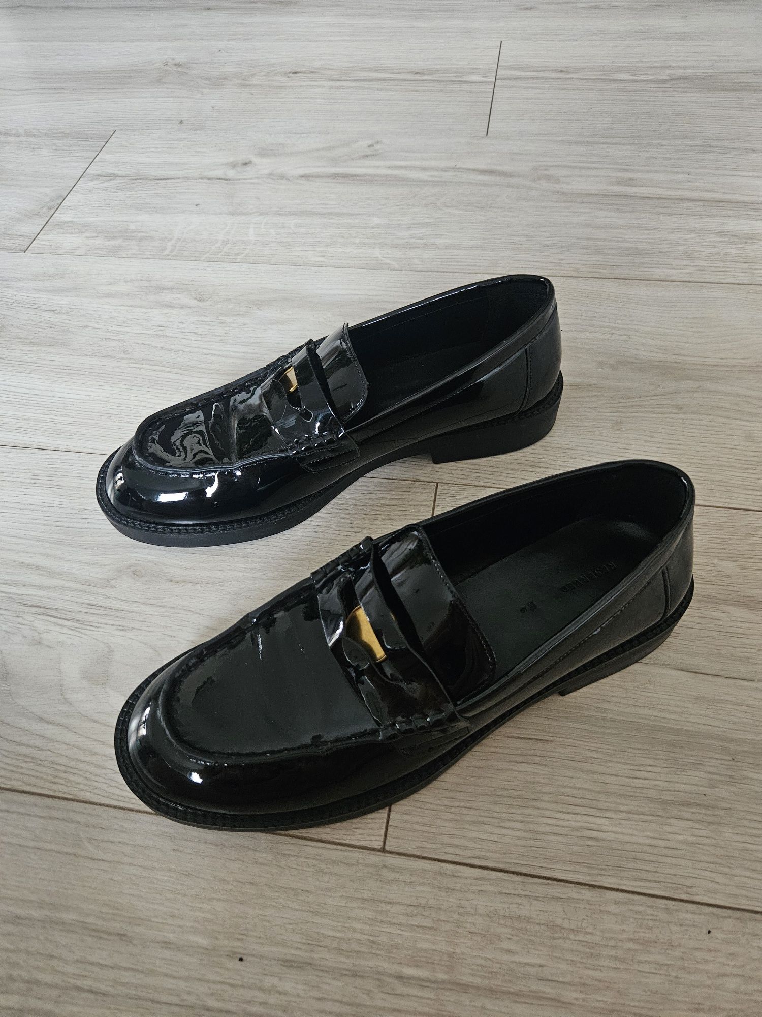 Czarne lakierowane loafersy reserved 38