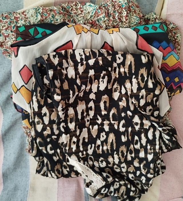 Lote de 30 peças de roupa incluí peças de inverno e verão