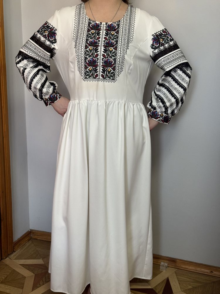 Вишита сукня ( одягнена один раз )