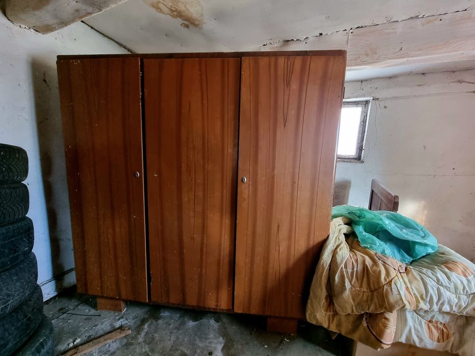 Sprzedam starą szafę.