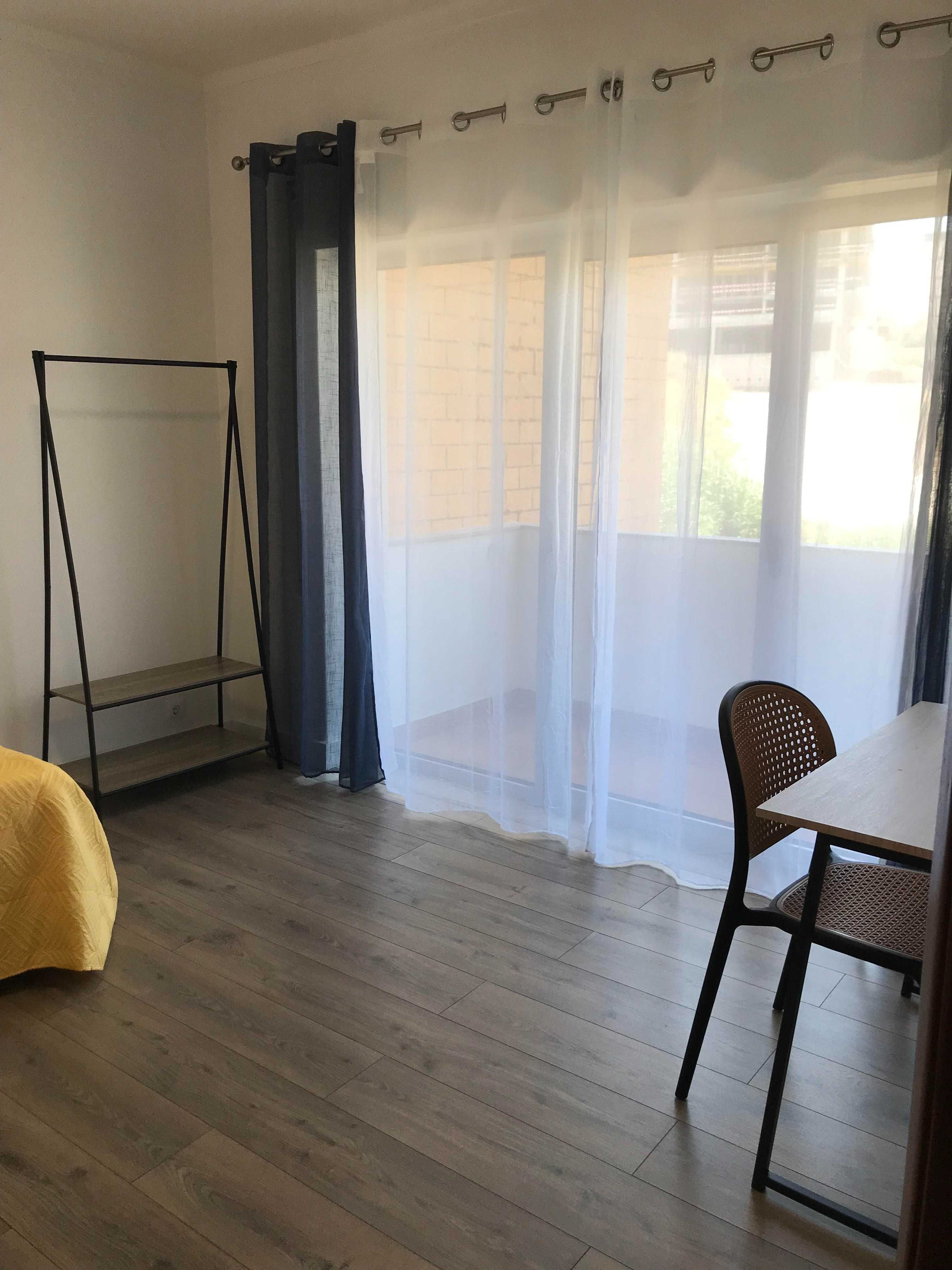 Excelente quarto para estudante com 14 metros quadrados
