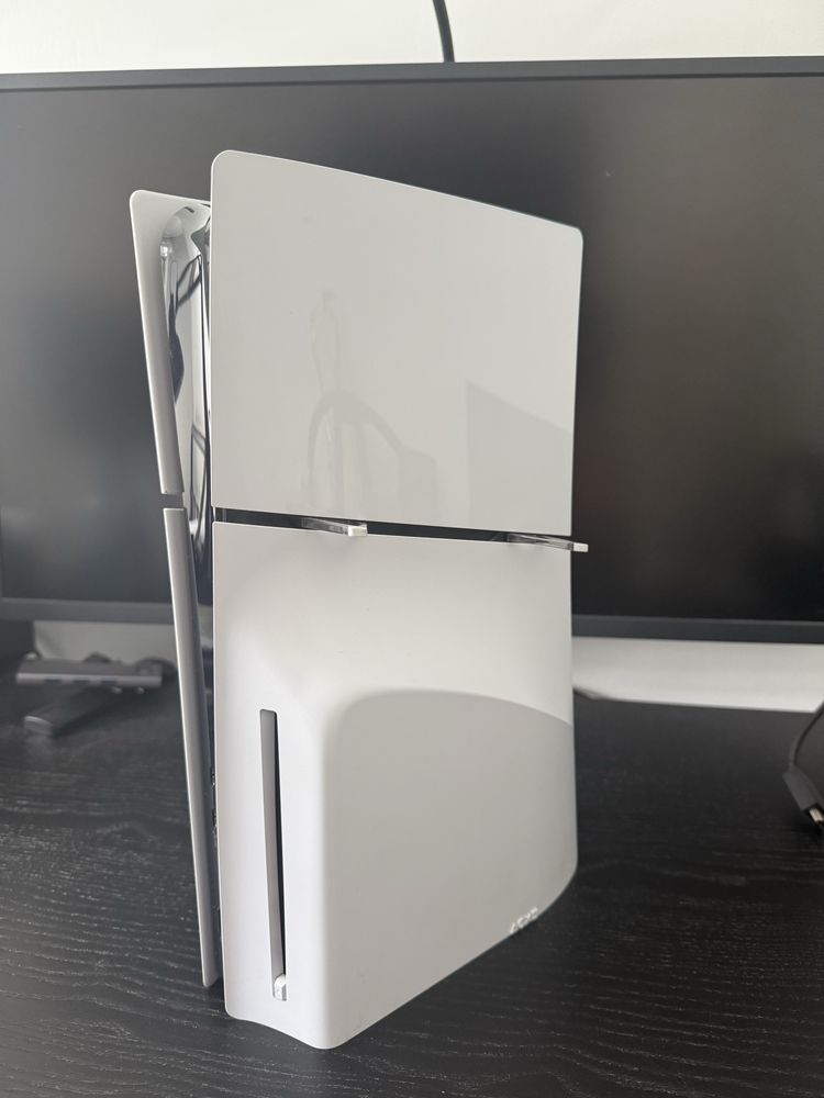 PlayStation 5 z kwietnia 2024 + napęd + 2 pady + RDR2 + FIFA 23