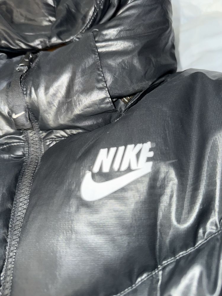 Черный пуховик Nike