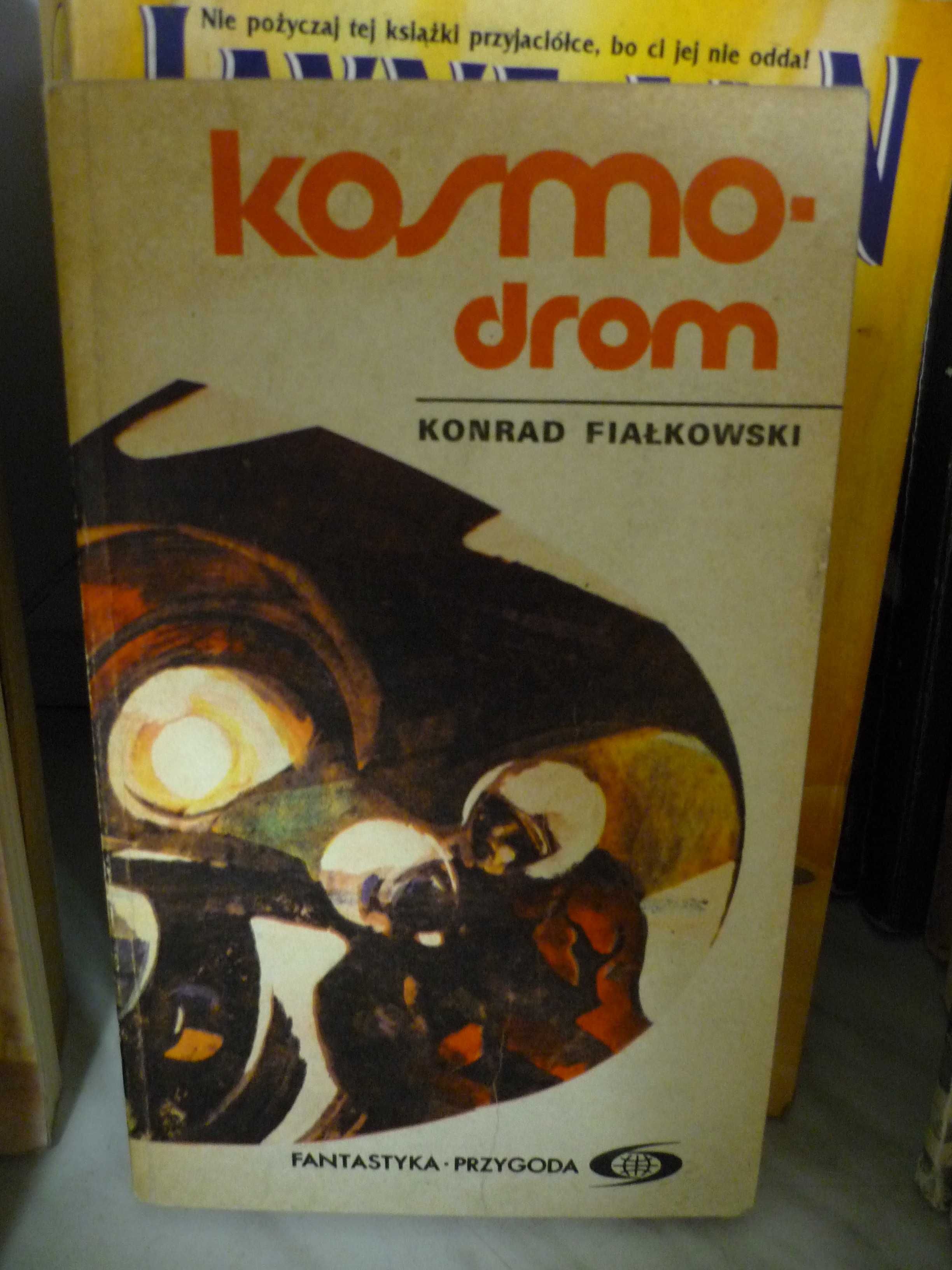 Kosmodrom , Konrad Fiałkowski.