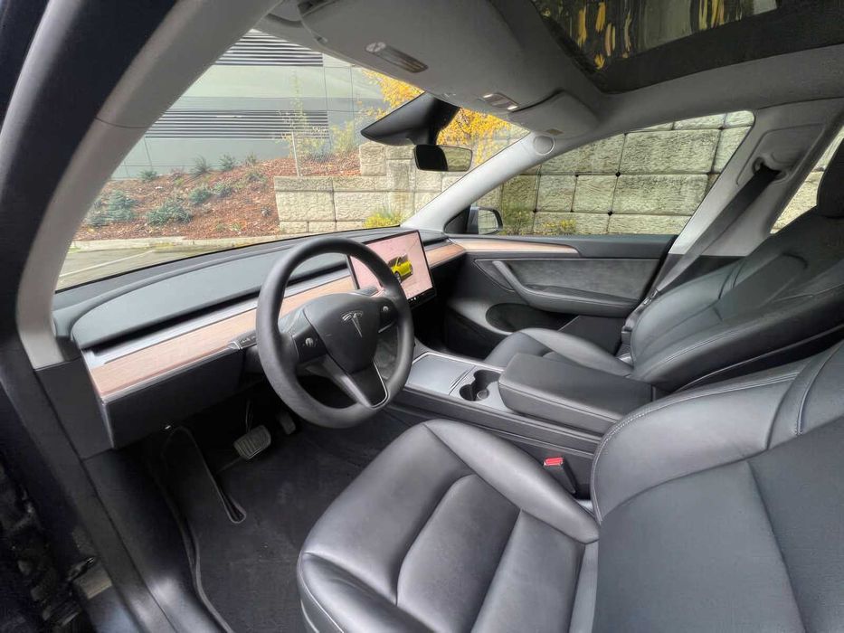 Tesla Model Y      2023