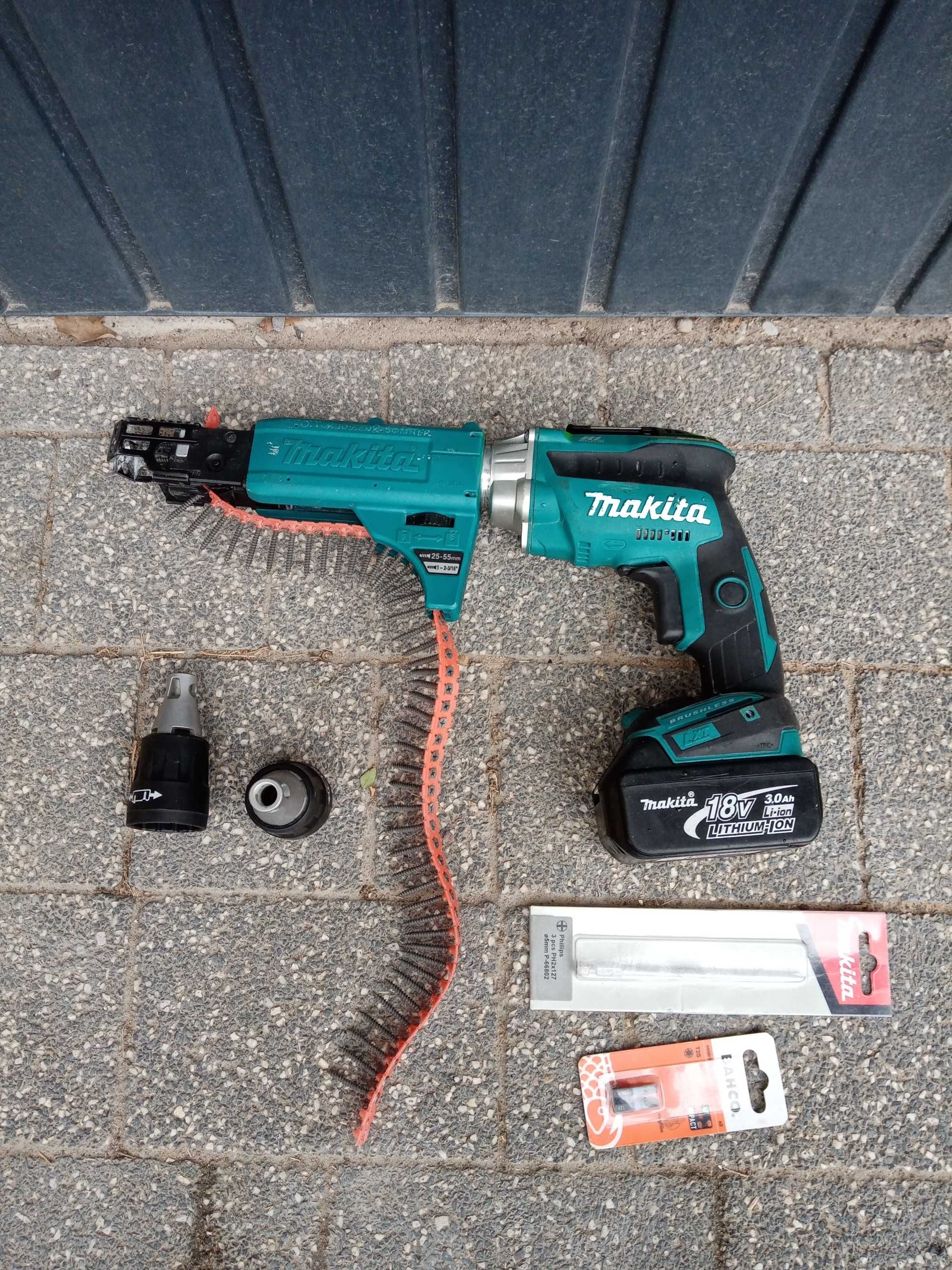 Wkrętarka taśmowa do płyt gipsowo kartonowych Makita DFS 250 + Bateria