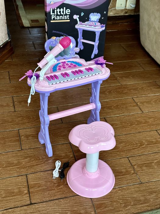 Синтезатор піаніно з мікрофоном та стільчиком