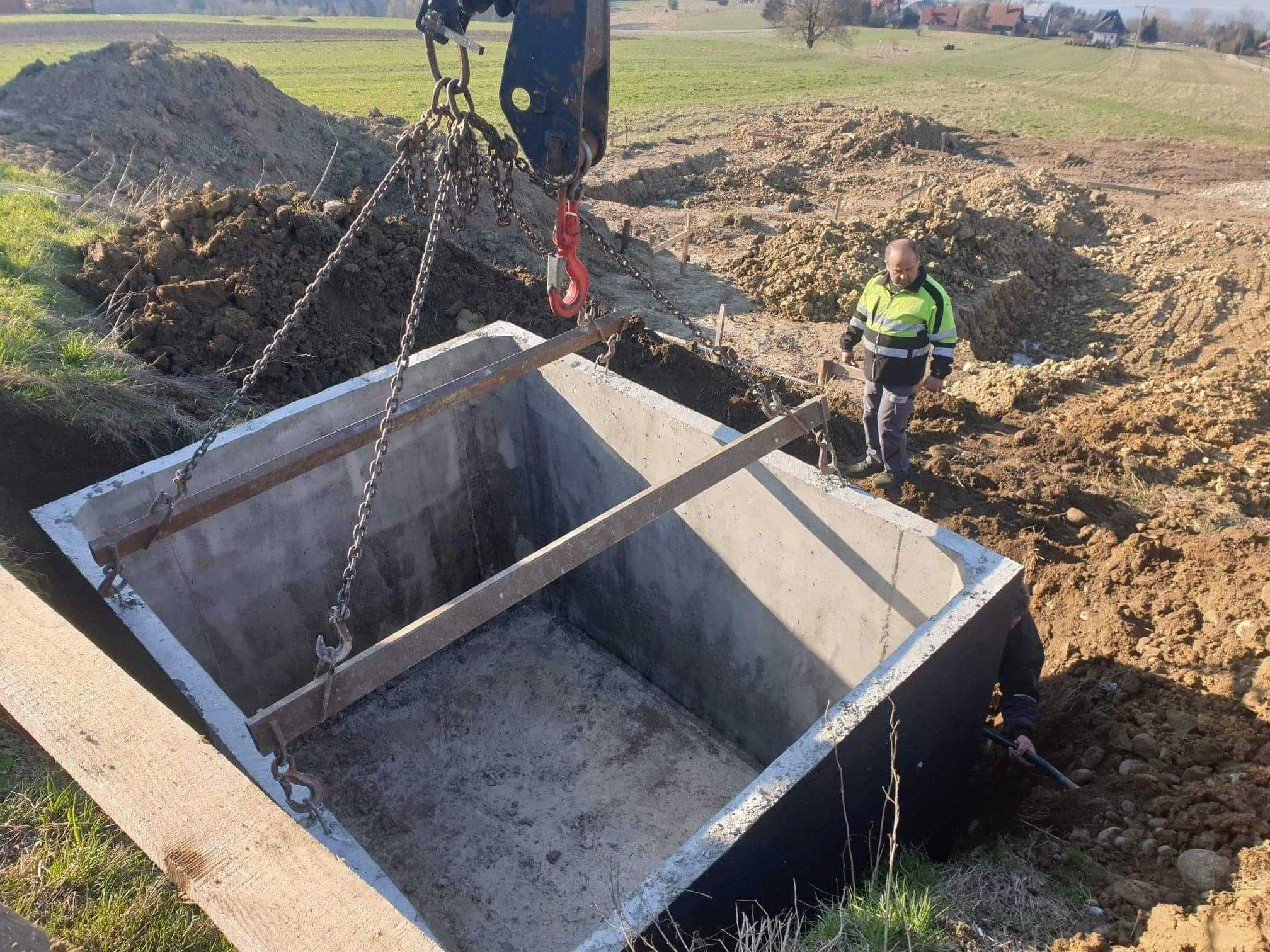 Szamba,Zbiornik szambo betonowe kanał samochodowy piwniczka deszczówka