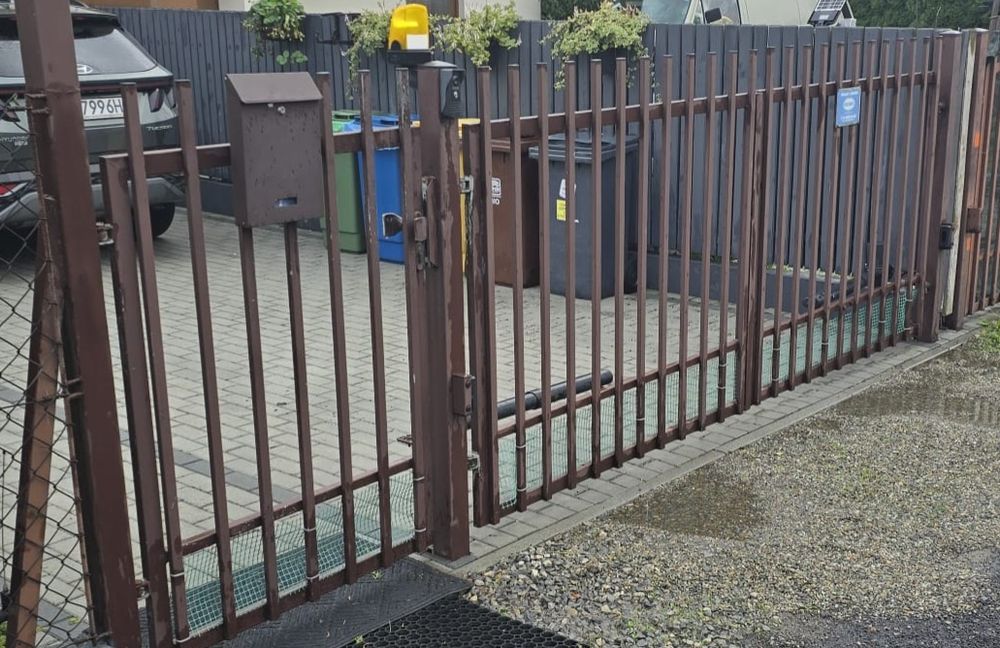 Brama wjazdowa dwuskrzydłowa ocynkowana z furtka bez napędu automatycz