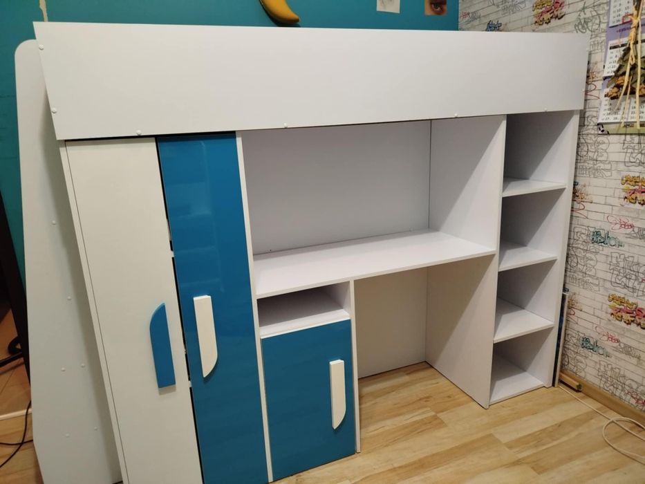 Łóżko piętrowe z biurkiem