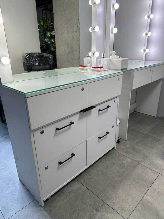 Стіл візажний з підсвіткою, комод