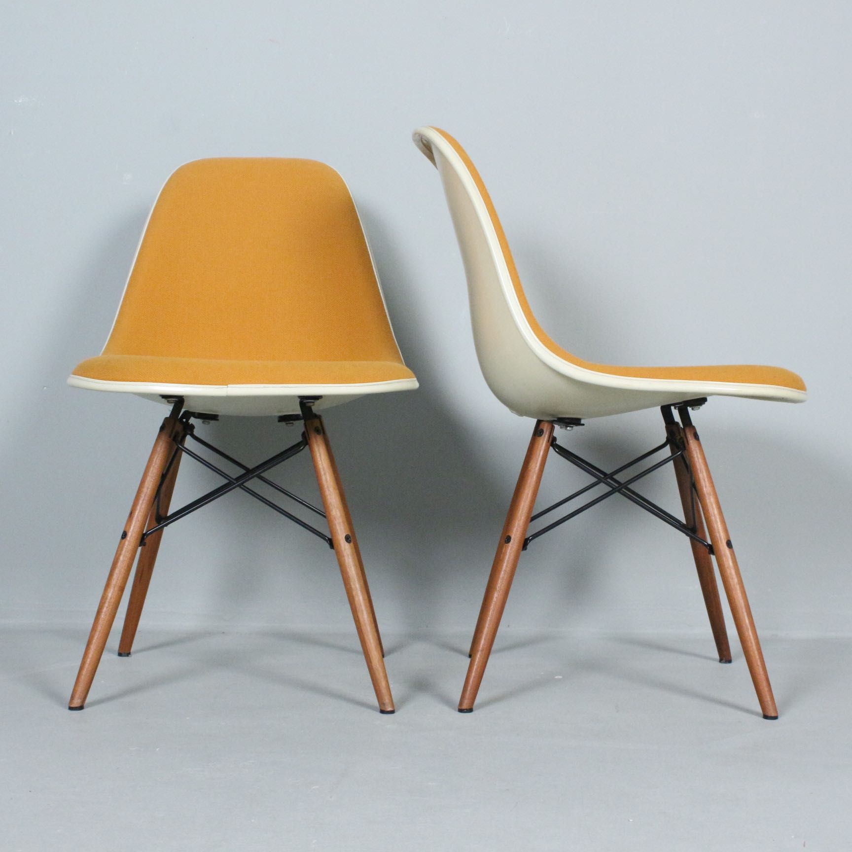 Para krzeseł Eames Herman Miller “model DSW”