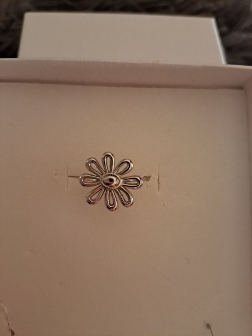 Anel em aço  em forma de flor