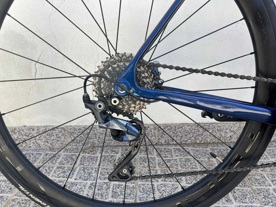 Biciclea de estrada em carbono.