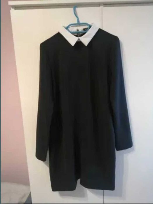 Sukienka z bialym kolnierzykiem