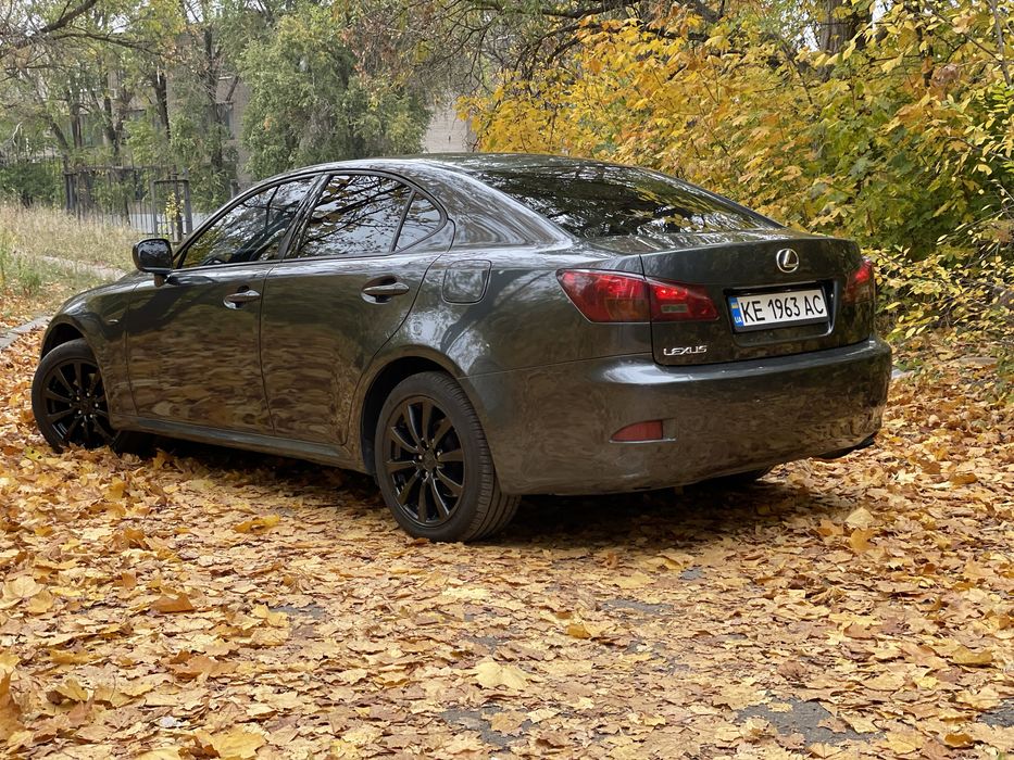 Продаю власне авто Lexus is 220d