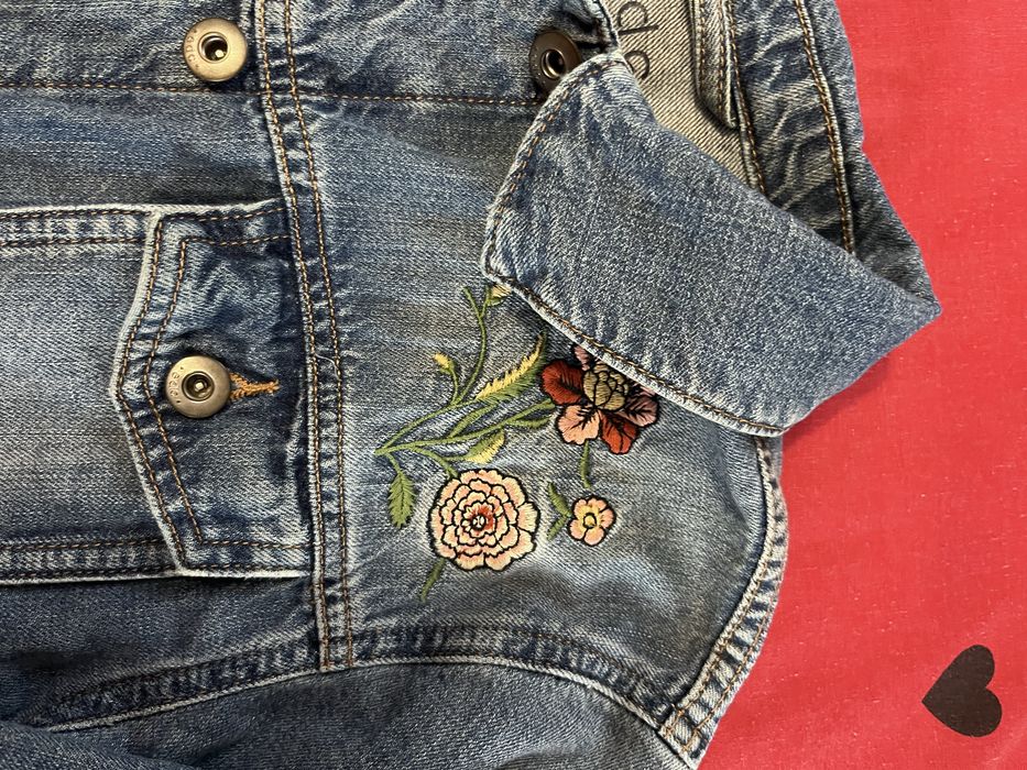Джинсова куртка з вишивкою