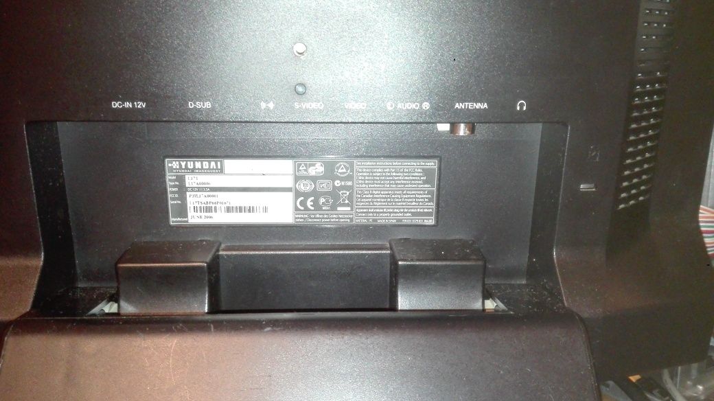 Monitor Hyundai  17" model L17T ze tunerem TV i głośnikami.