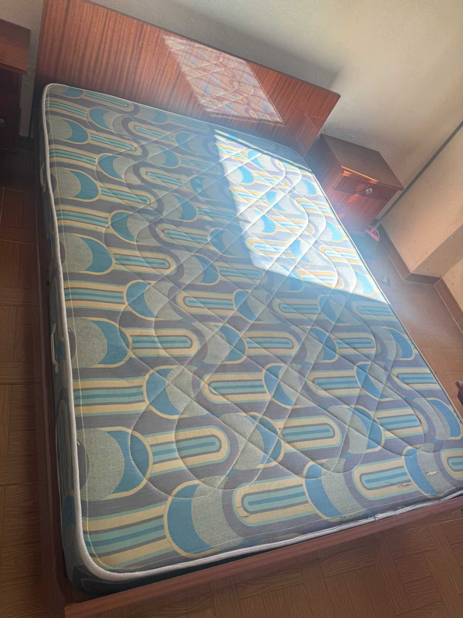 Mobilia de quarto com cama de casal e colchão