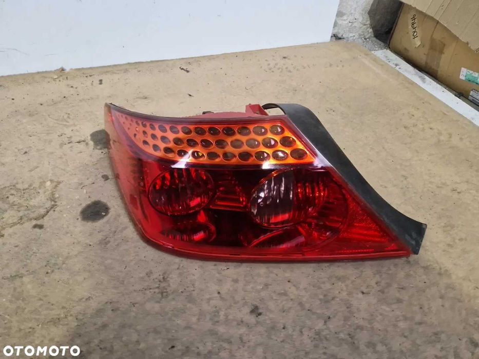 Peugeot 407 coupe lampa tylna lewa tył.