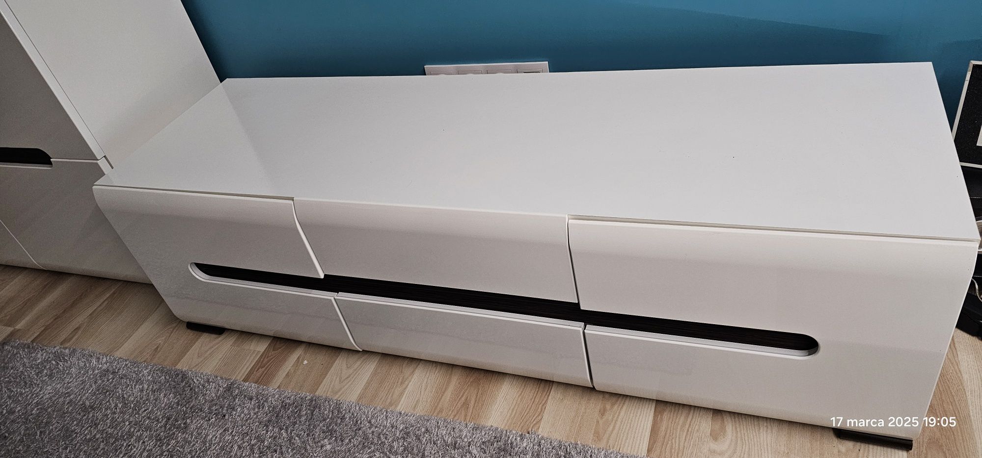szafka RTV Azteca Trio 150 cm z 2 drzwiami i 2 szufladami biały połysk