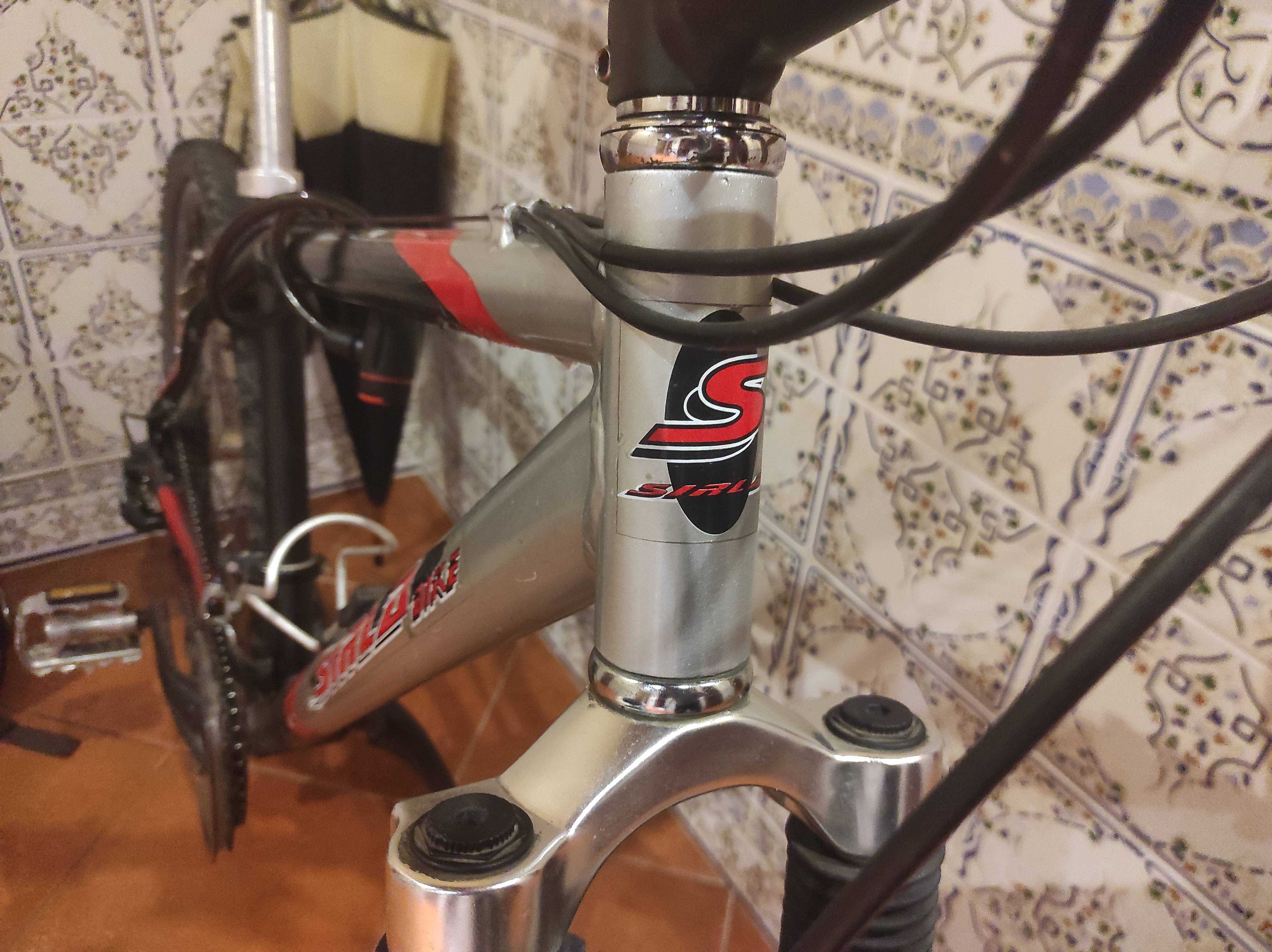 Bicicleta Vermelha e Preta
