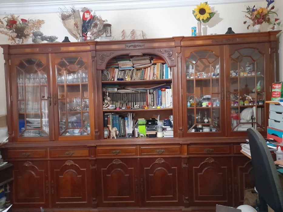 Móvel biblioteca e cristaleira